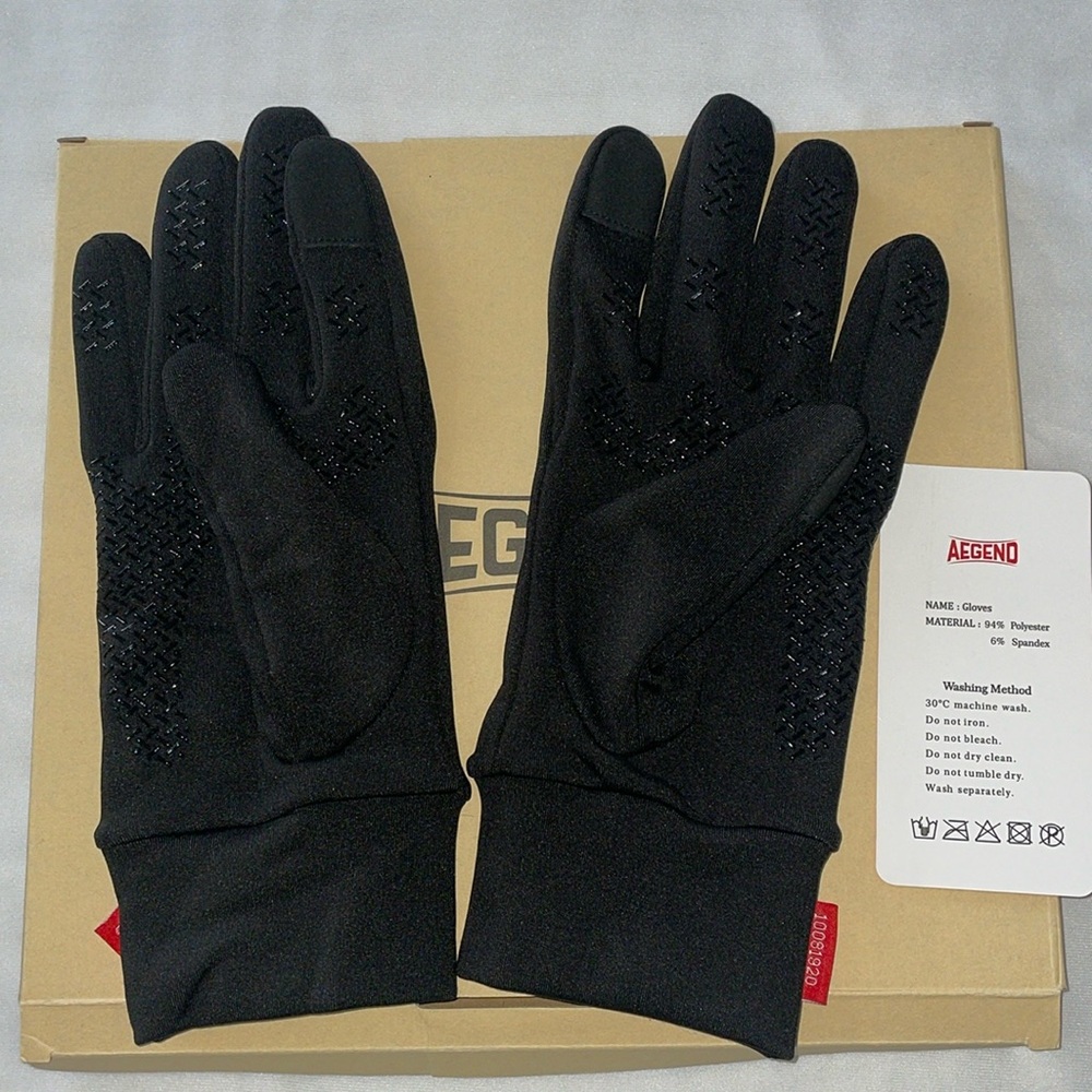 Aegend running gloves black size large. New in box.